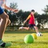 Obserwuj i prowadź piłkę! Zabawa orientacyjna z piłką „Zdobądź bazę” w II wersjach